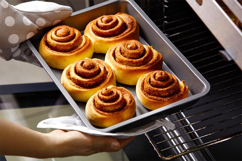 How can I reheat cinnamon rolls in the oven